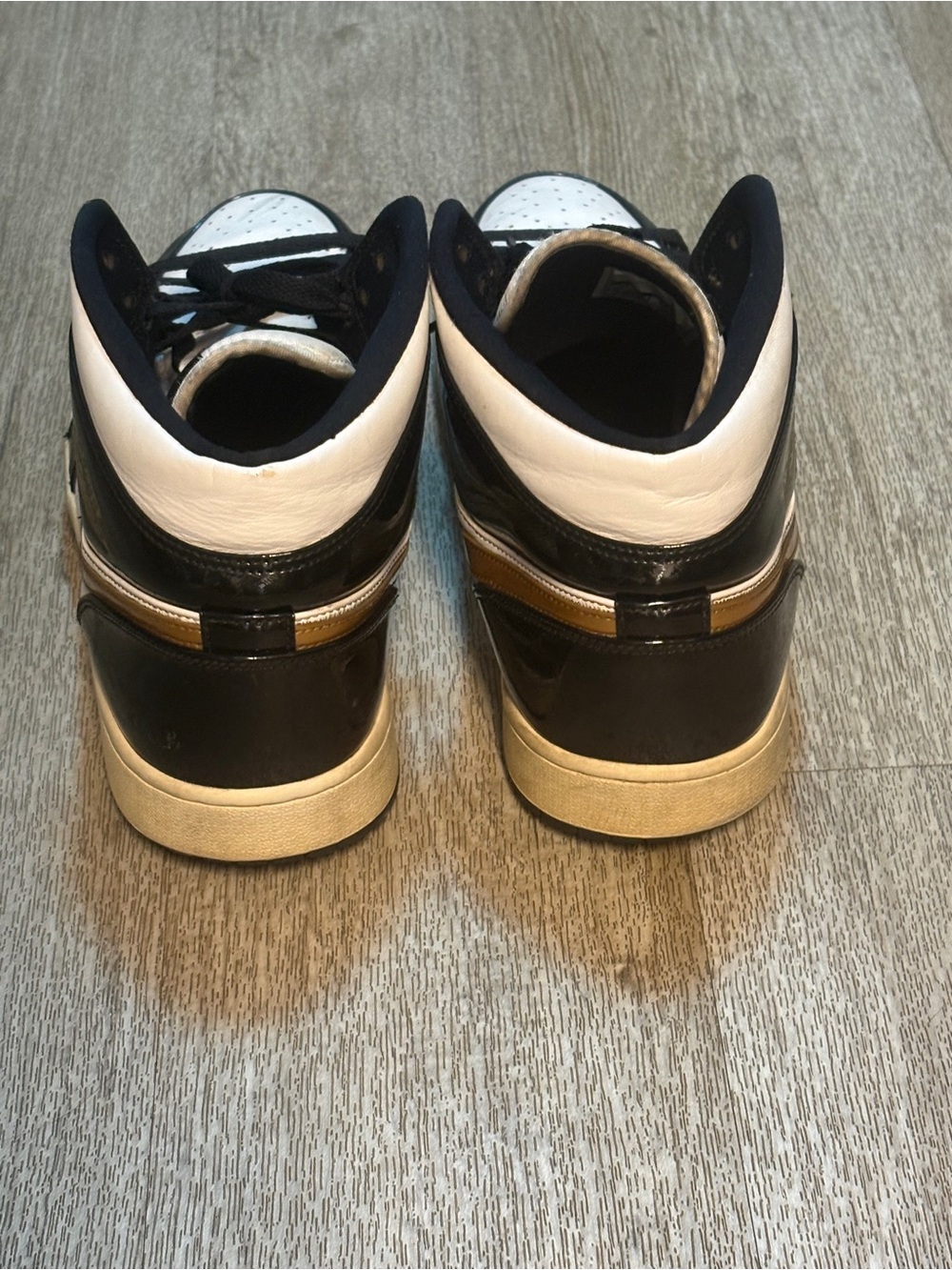 JORDAN 1 MID SE PATENT BLACK/METALLIC/ WHITE  SIZE 13 - Picture 7 of 10